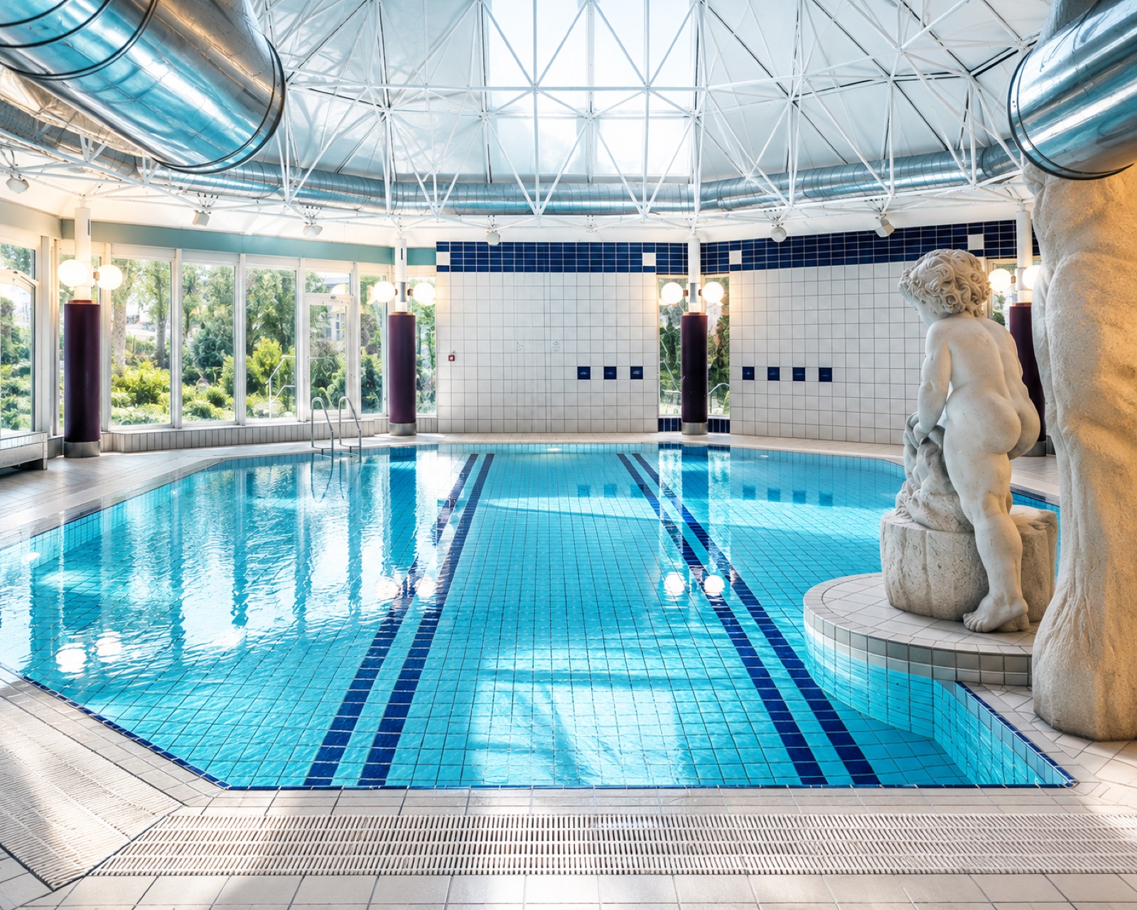 Schwimmhalle mit lichtdurchflutetem Glasdach